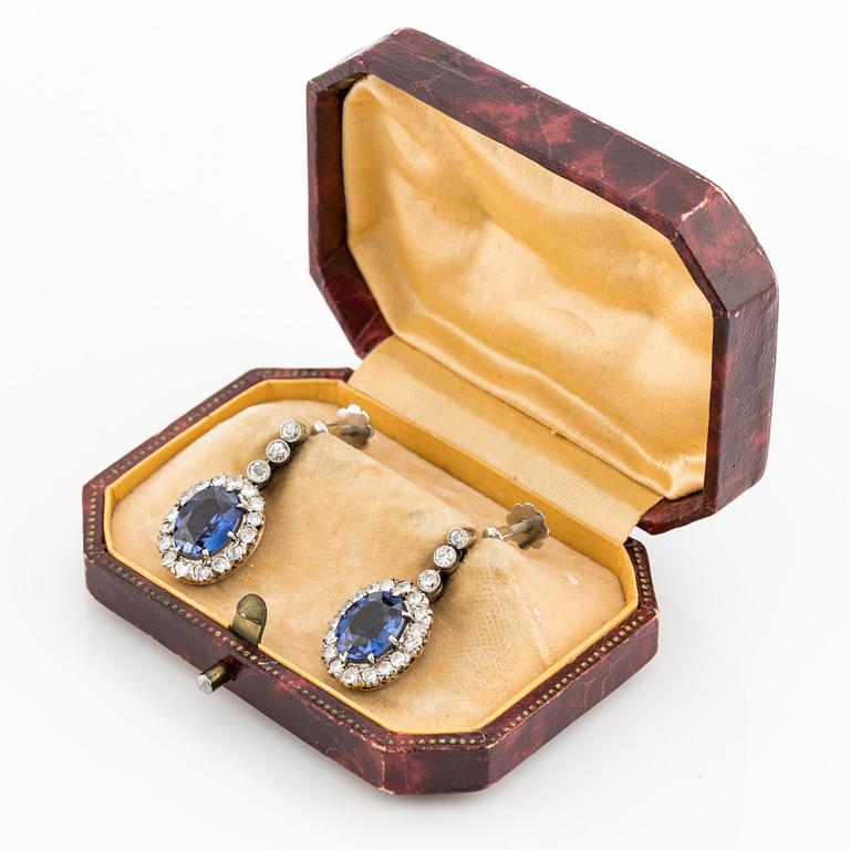 Earrings with synthetic sapphires and brilliant-cut diamonds.