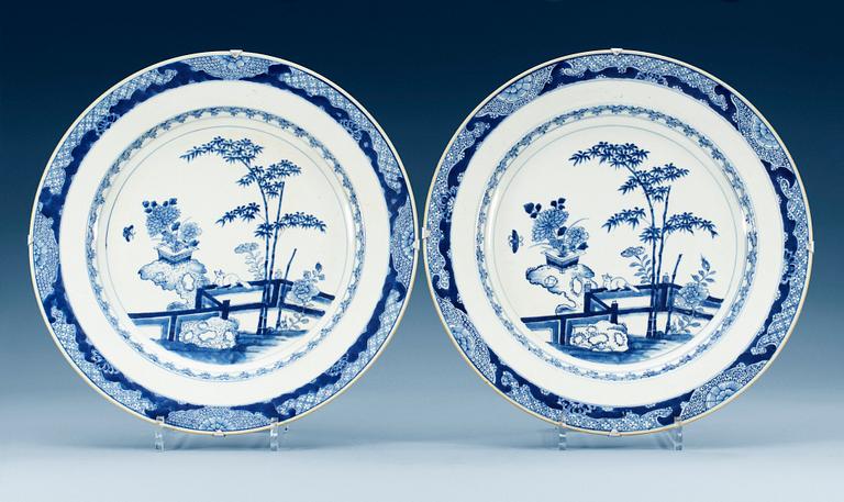 A pair of blue and white chargers, Qing dynasty, Kangxi (1662-1722). (2).