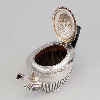 An English late 19th century silver tea-pot, London 1898.