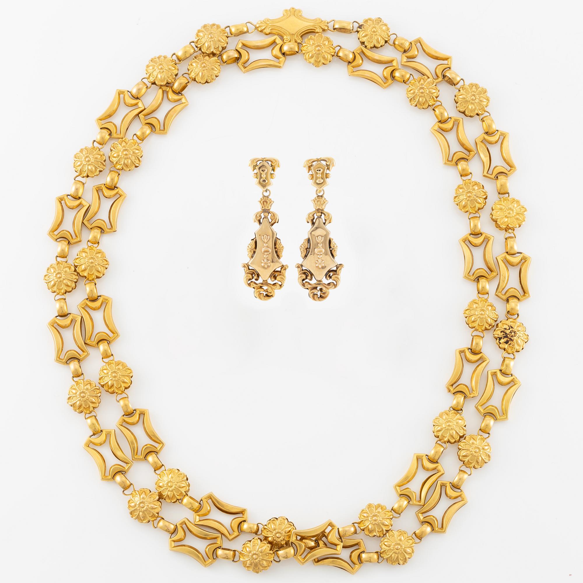 A necklace and a pair of earrings 18K gold, 19th century.