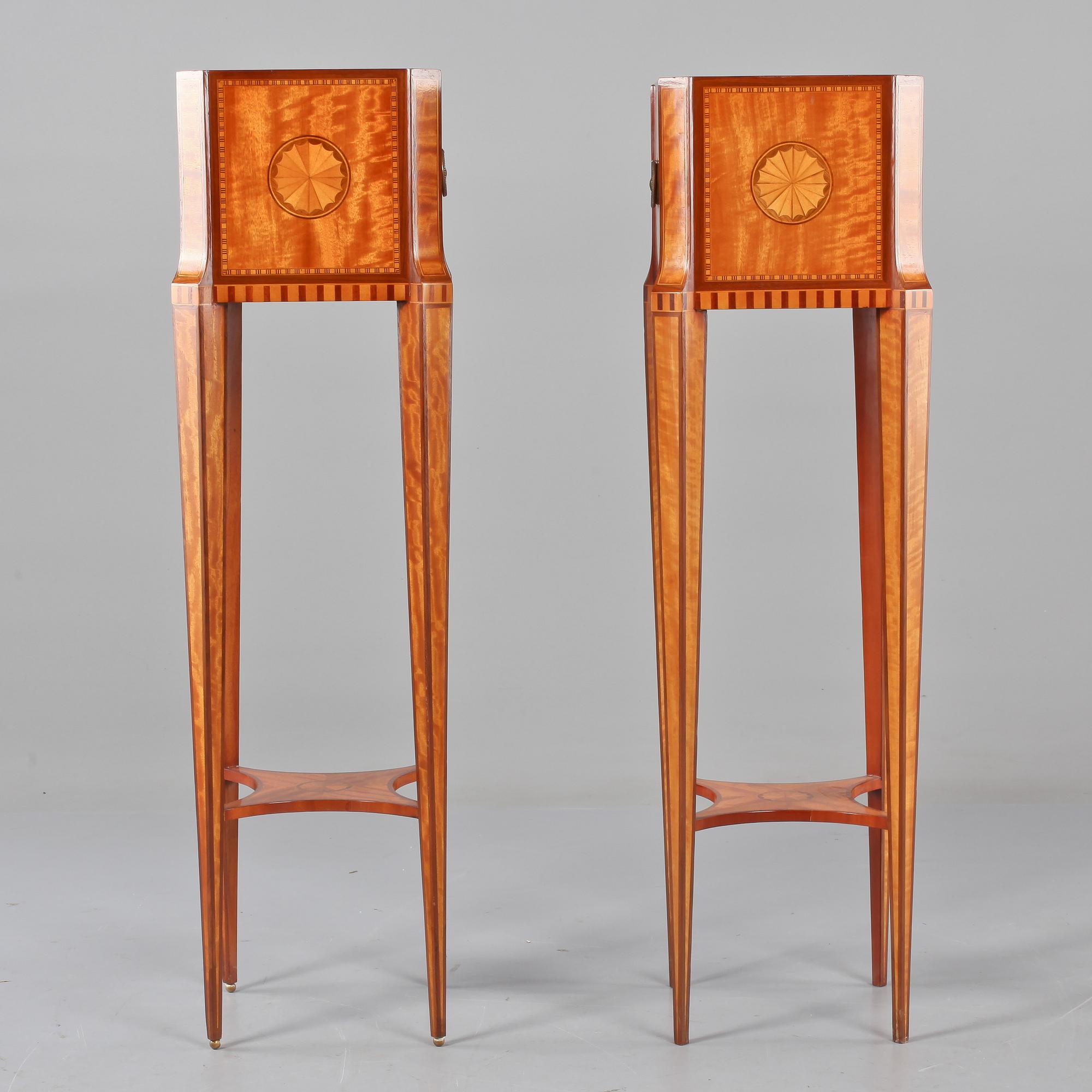 PIEDESTALER, ett par, gustaviansk stil, sent 1900-tal.