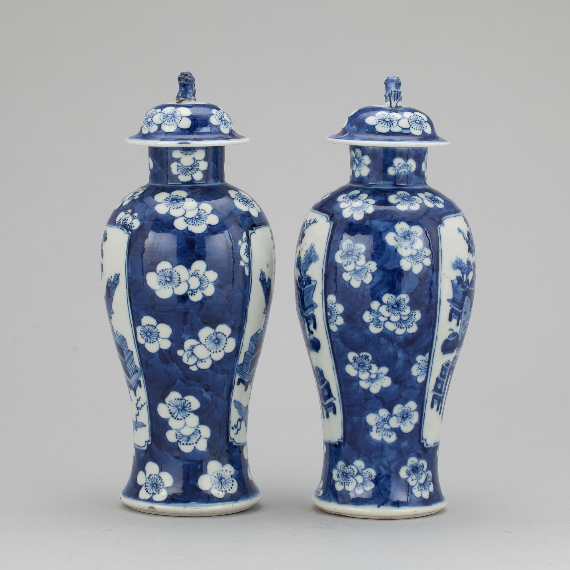 URNOR, ett par, porslin, Kina 1800-/1900-tal.