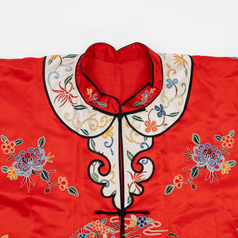 An embroidered Chinese silk robe, first half of the 20th century.