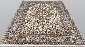 A carpet, Kashan, ca 305 x 205 cm.