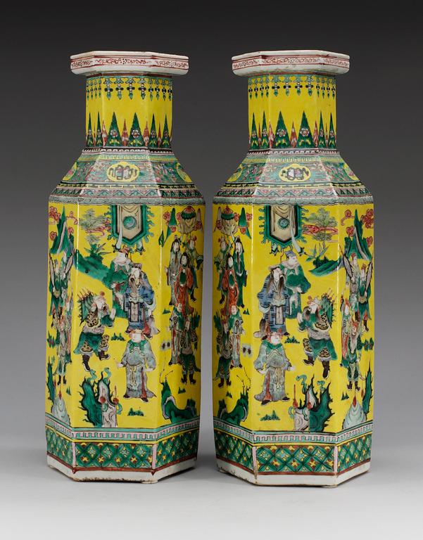 A pair of yellow ground famille verte vases, Qing dynasty, 19th Century, with Qianlong´s four character mark.