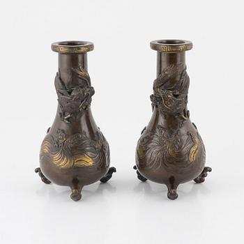 Vaser, ett par, brons, Japan, Meiji (1868-1912). Signerade.