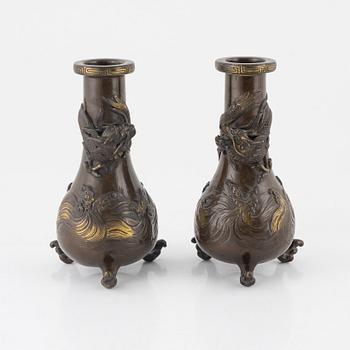 A pair of bronze vases, Japan, Meiji (1868-1912). Signed.