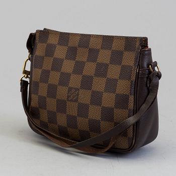 LOUIS VUITTON, a Damier Ebène hand bag.