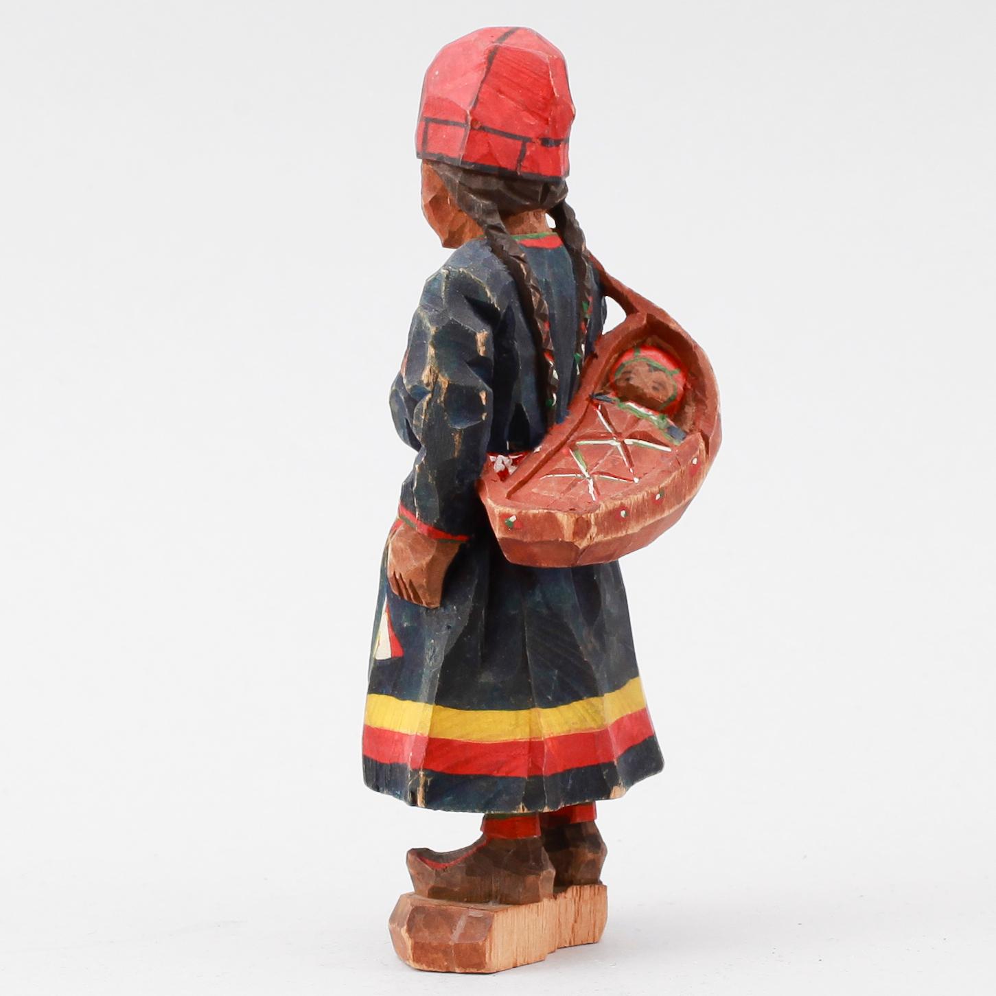 FIGUR, skuret trä, Torborg Lindberg-Karlsson, monogramsignerad.