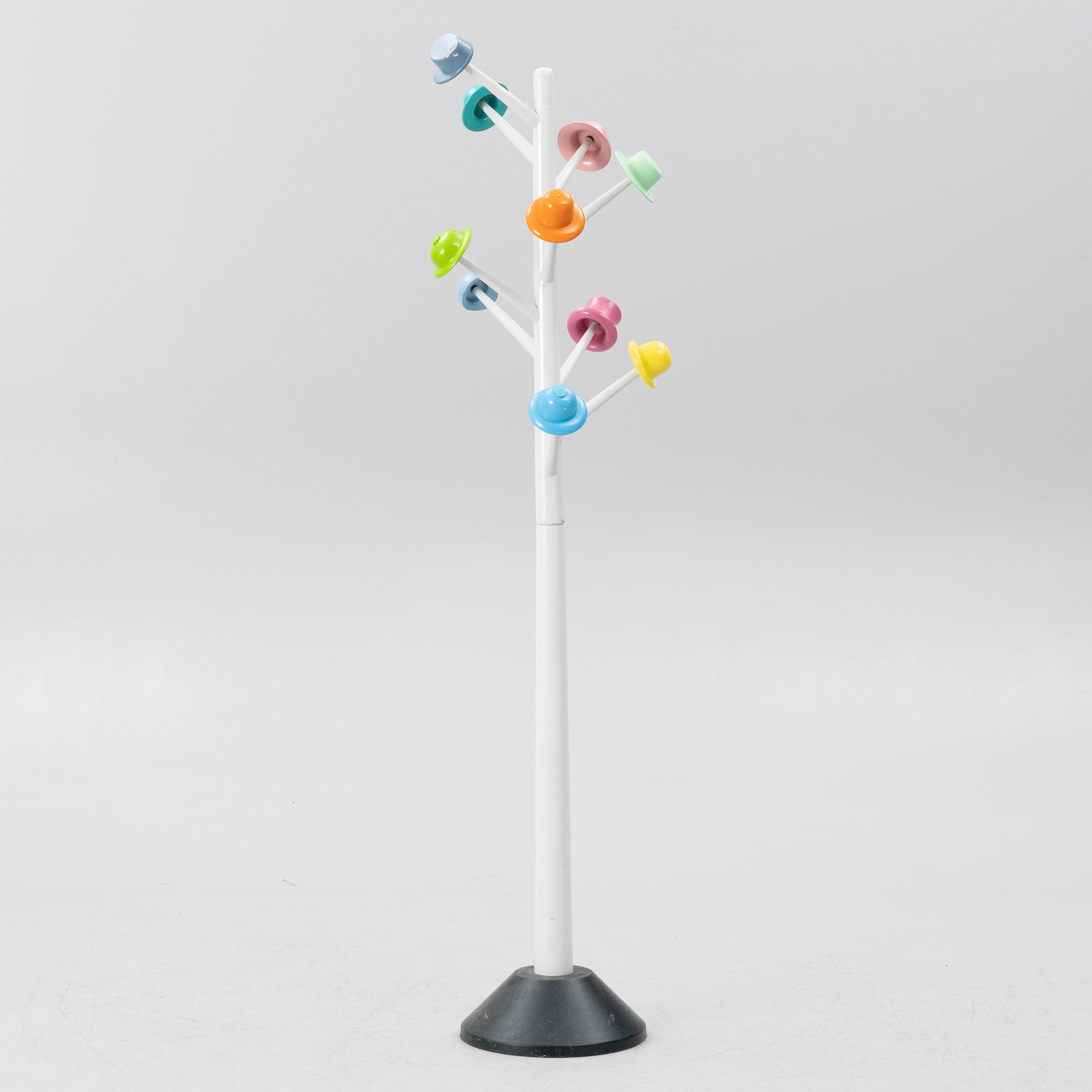 Ugo Nespolo, tamburmajor, "L'albero dei cappelli", Origlia Pragma, Italien.