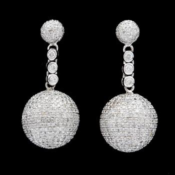 256. A pair of brilliant cut diamond earrings, tot. app. 3 cts.