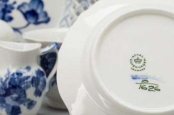 KAFFESERVIS, 33 delar, porlsin, "Blå Blomst", Royal Copenhagen, Danmark, 1900-tal.