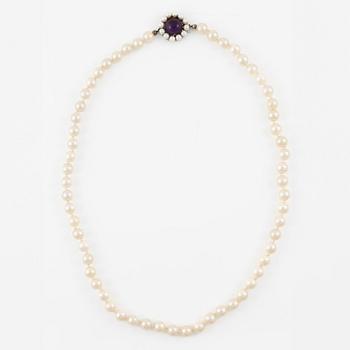 Pärlcollier med odlade pärlor, silverlås med cabochonslipad ametist.