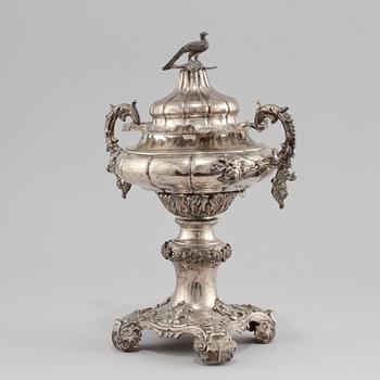 STRÖSOCKERSKÅL, silver, Gustaf Möllenborg, Stockholm, 1840. Vikt 1065 g.