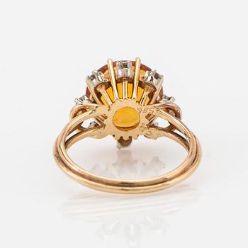 Ring, 14k guld med orange citrin och briljantslipade diamanter.
