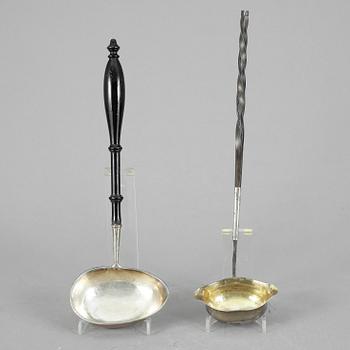 SOPPSLEVAR, 2 stycken, silver och trä, Sverige, 1700-tal.