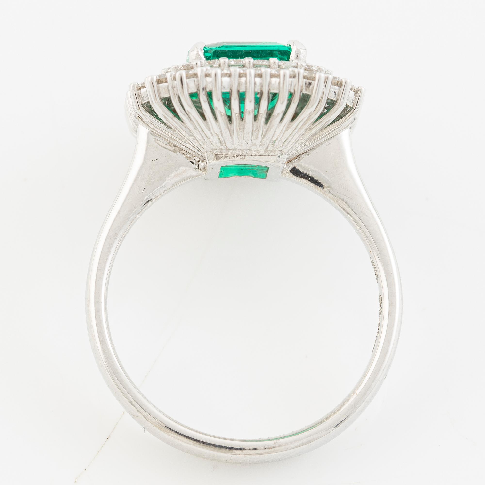 Ring, cocktail ring, 18K white gold with synthetic emerald and brilliant-cut diamonds.