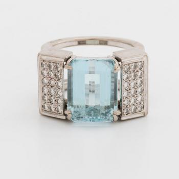 RING 18K whitegold w 1 topaz approx 14 x 11 mm and 36 brilliant-cut diamonds approx 0,60 ct.