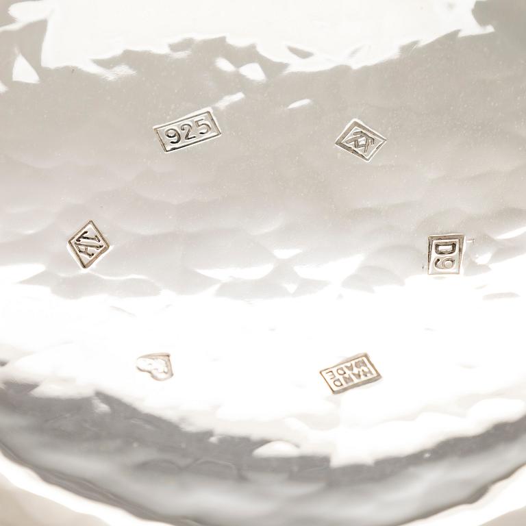 A. Tillander, skål, sterlingsilver och emalj. Helsingfors 2005.