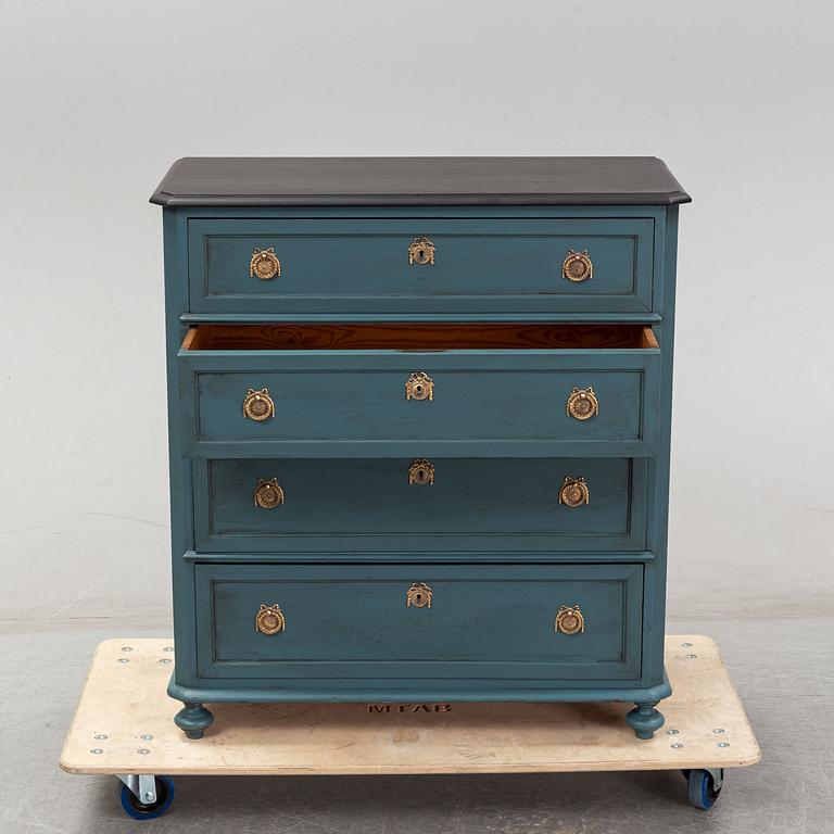 A late 19th century chest of drawers.