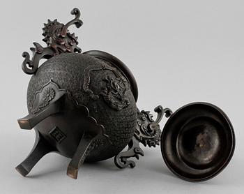 TRIPOD, patinerad metall, orientalisk, 1900-talets andra hälft.
