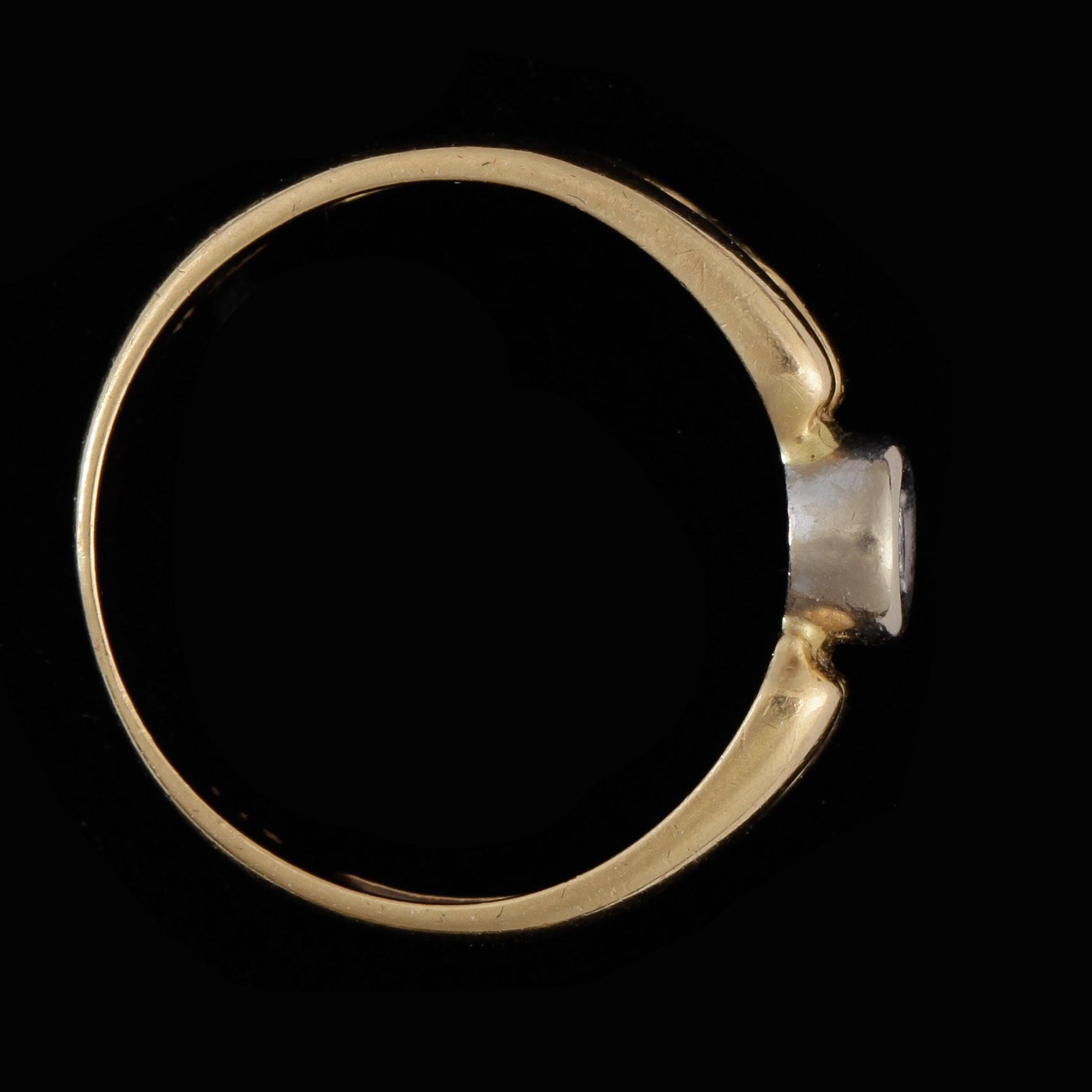 RING, 18k guld med 5 briljantslipade diamanter, tot ca 0,09 ct. Vikt ca 3 gram.