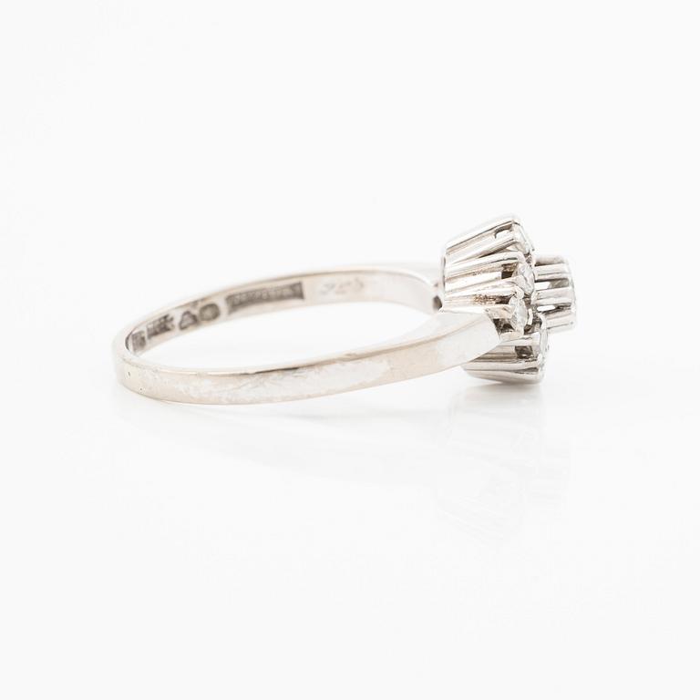 18K white gold ring with round brilliant-cut diamonds, Alton, Falköping, 1974.