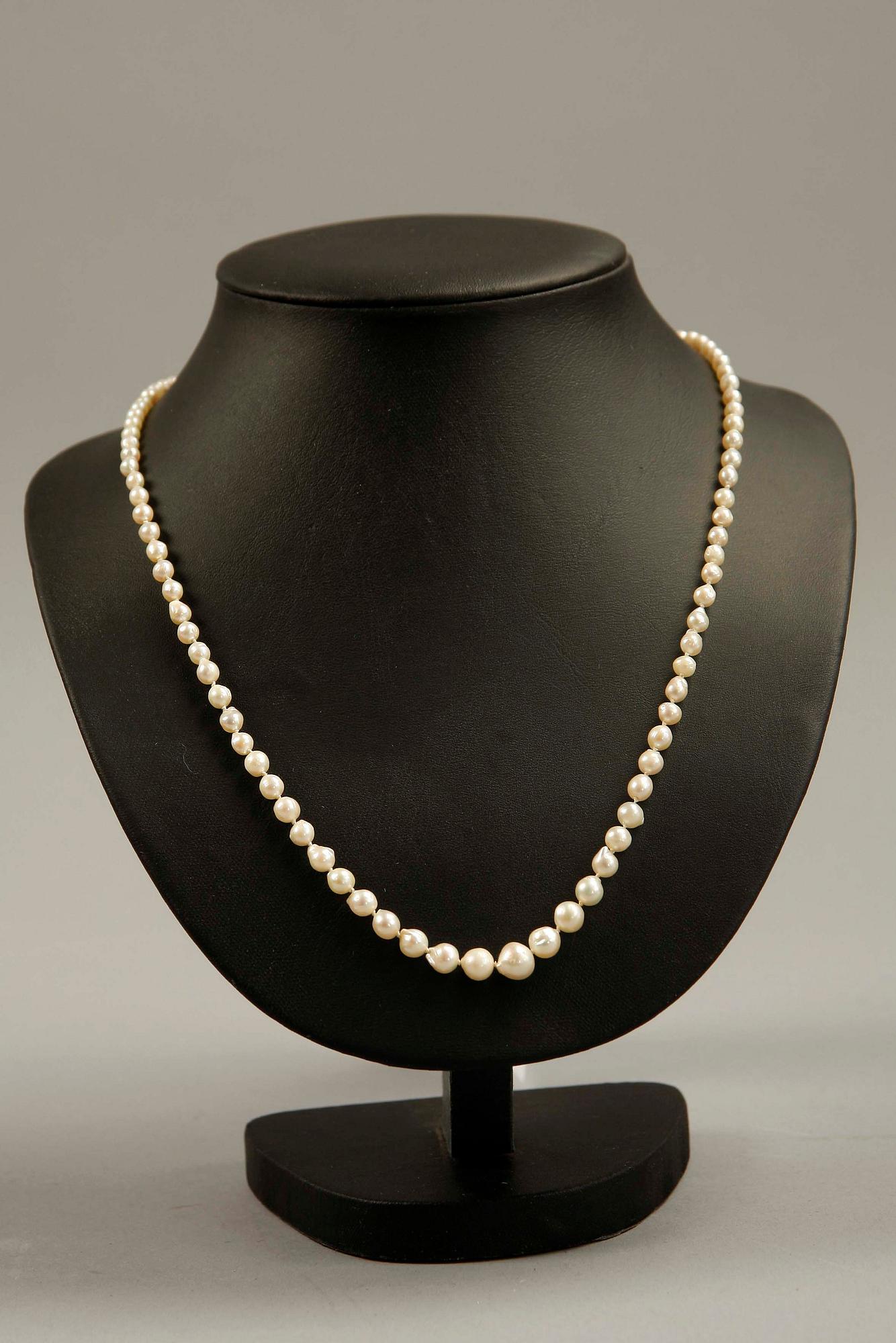 COLLIER, 2 st, odlade pärlor resp malakit.