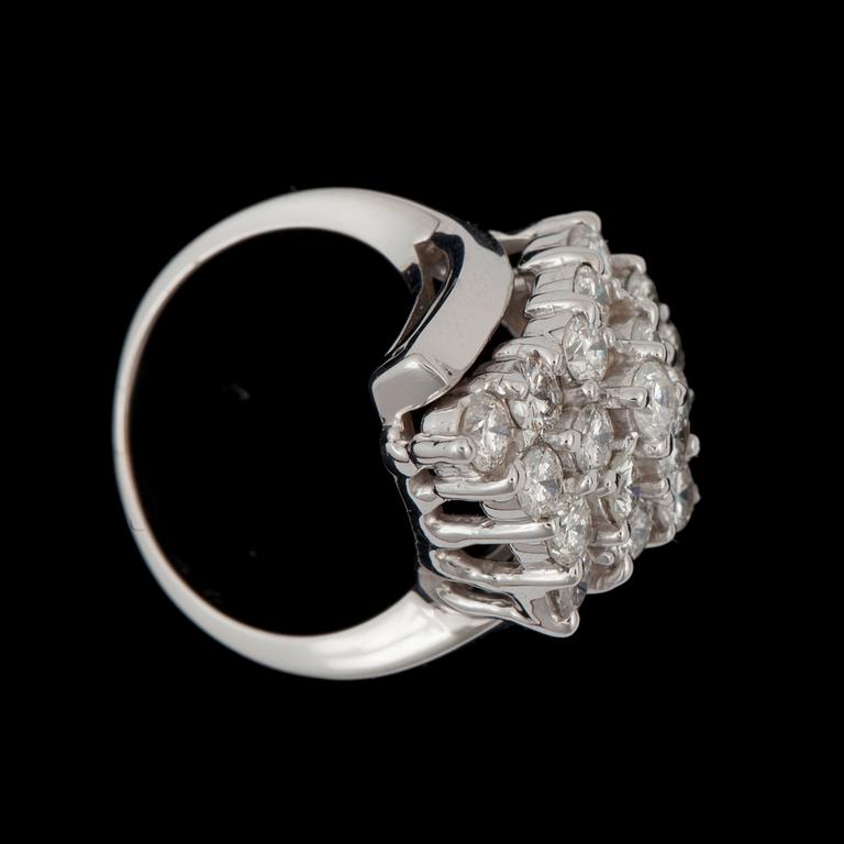 A brilliant-cut diamond ring, total carat weight 2.52 cts.