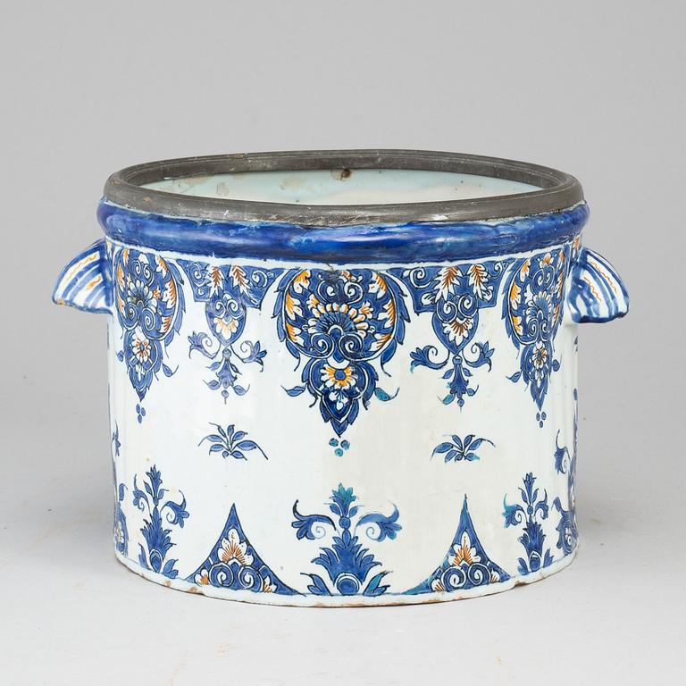 A fayence champagne cooler, 18th century.