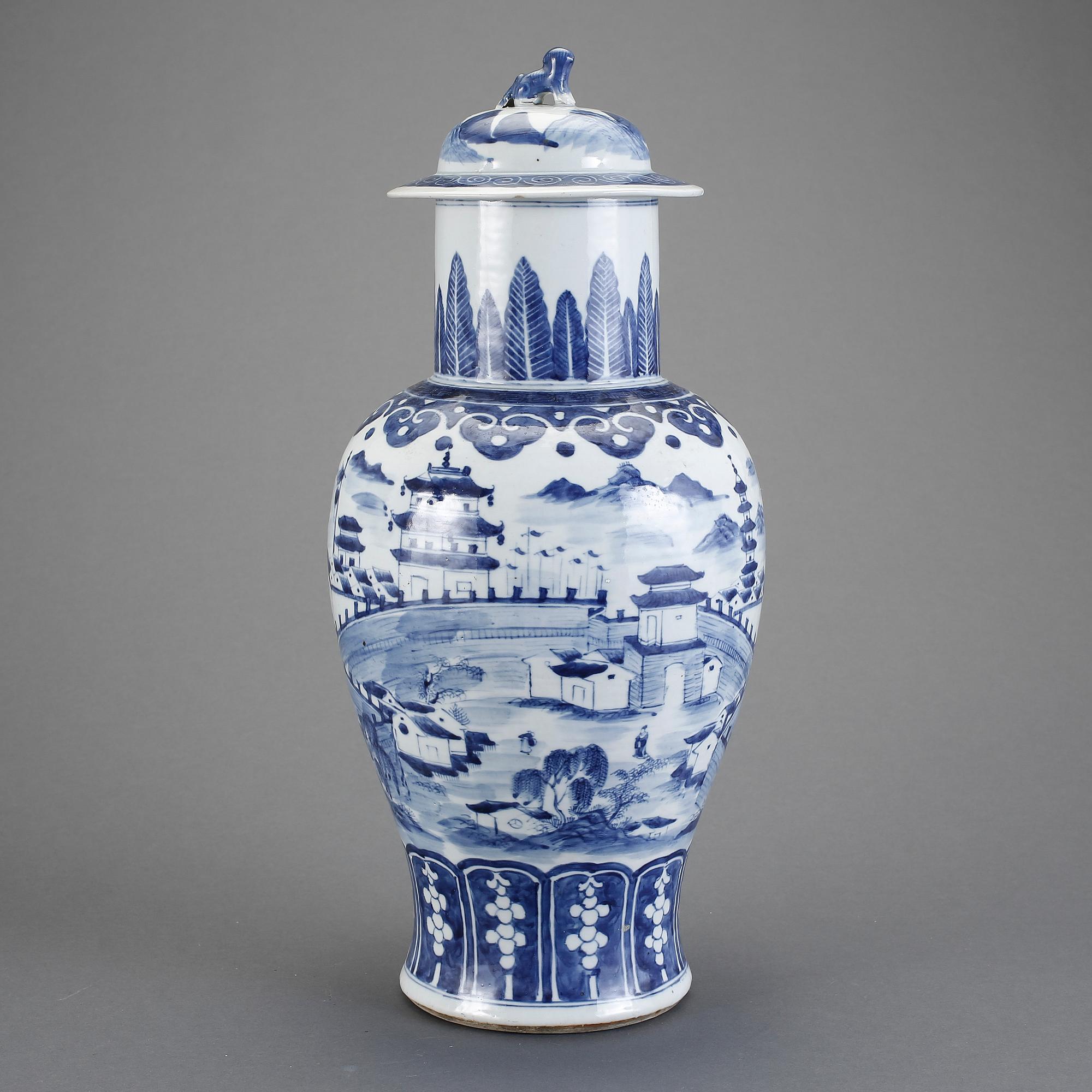 URNA med LOCK, porslin, Kina, 18/1900-tal.