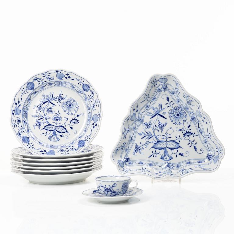 Meissen, Dinner service components, 9 pcs, “Onion Pattern”, Germany, 20th century.