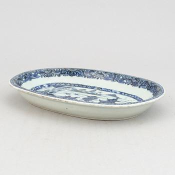 A group of 7 blue and white dishes, 18/20th Century.