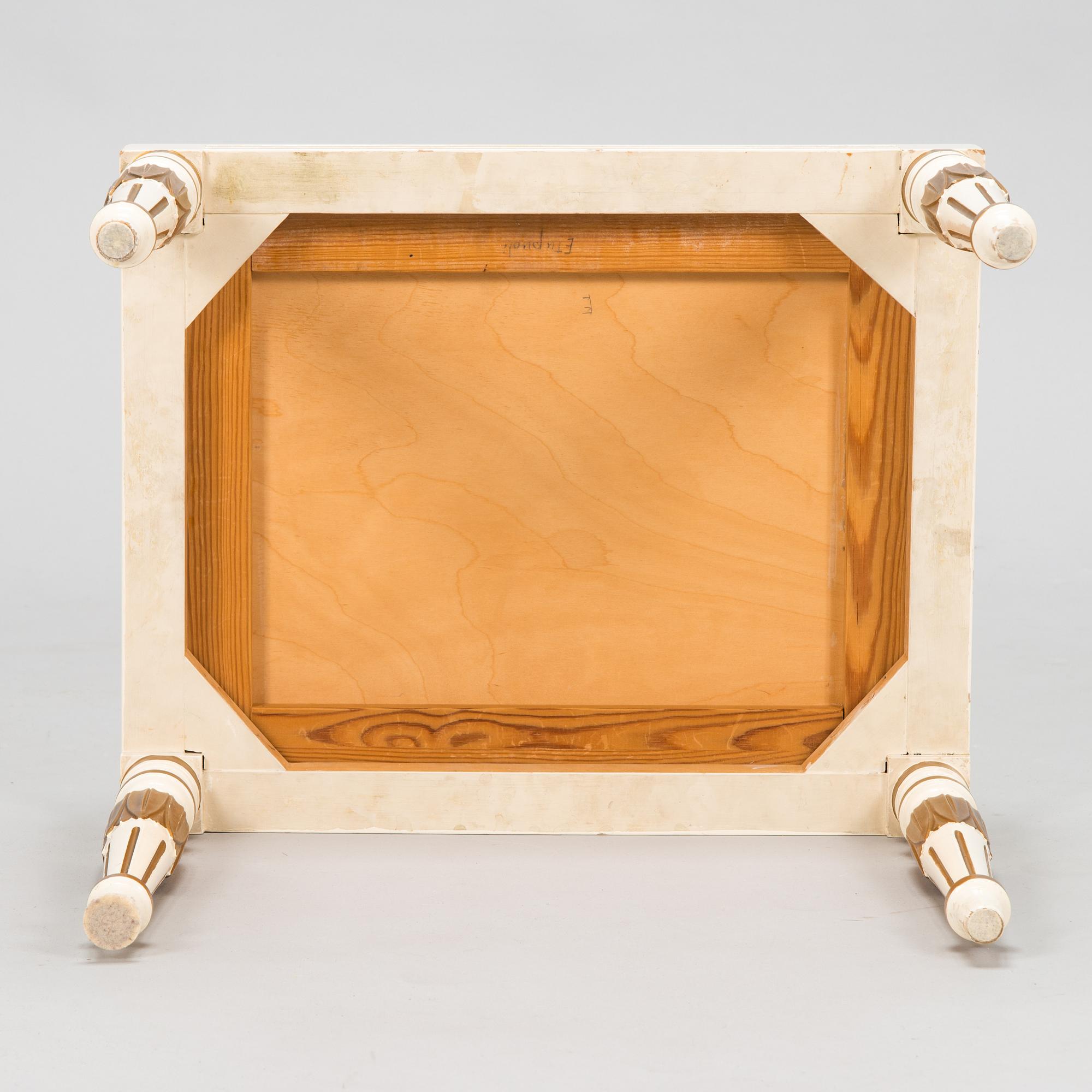 Toalettbord, spegel, taburett och ett par sängbord, sengustaviansk stil, 1900-talets mitt.