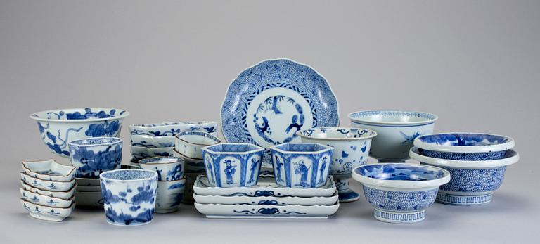 PARTI PORSLIN, ca 30 delar. Japan, 1900-talets första hälft.