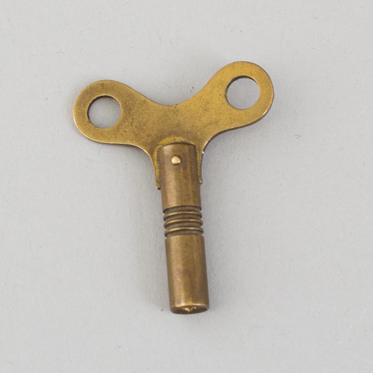 A LOUIS XV-STYLE MANTLE CLOCK, early 20th century.