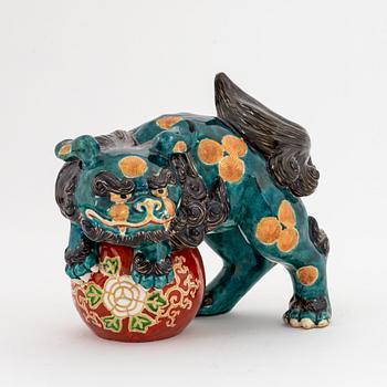 A Japanese ceramic Buddhist lion, 20th century.