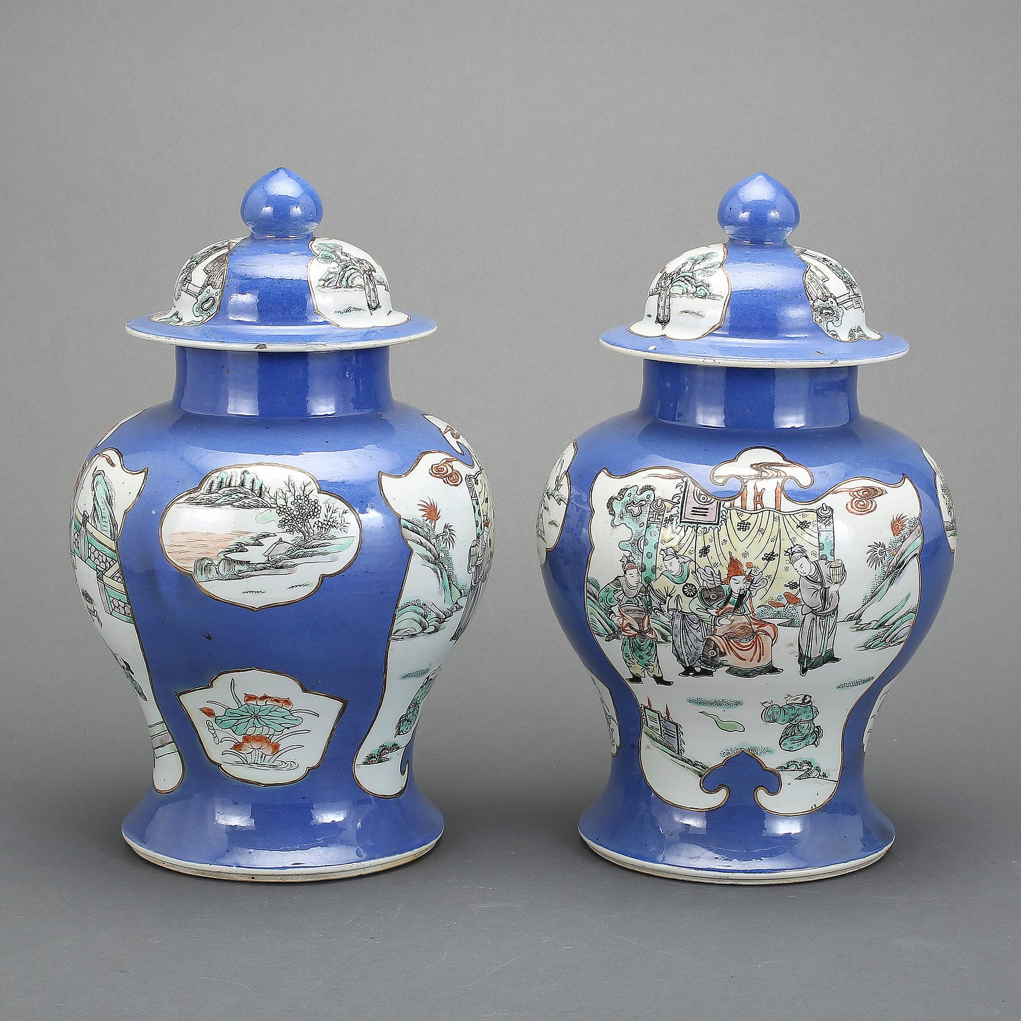 URNOR med LOCK, ett par, porslin, Kina, 1900-tal.