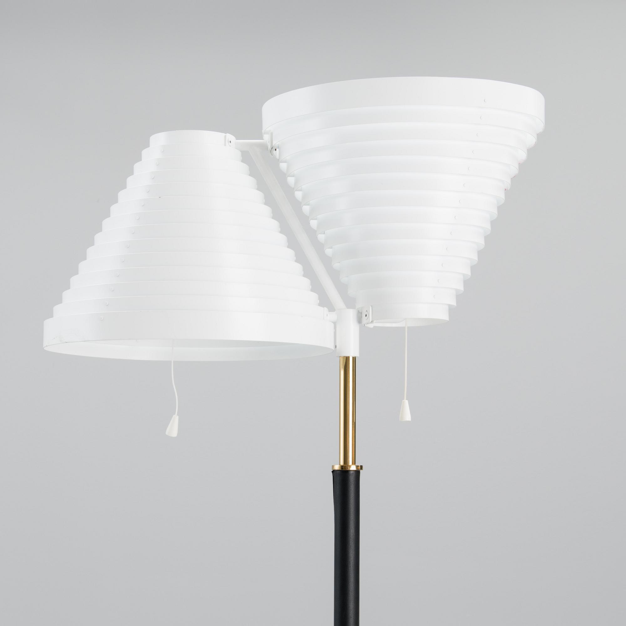 ALVAR AALTO, GOLVLAMPA, A810, formgiven 1959, 2000-tal.