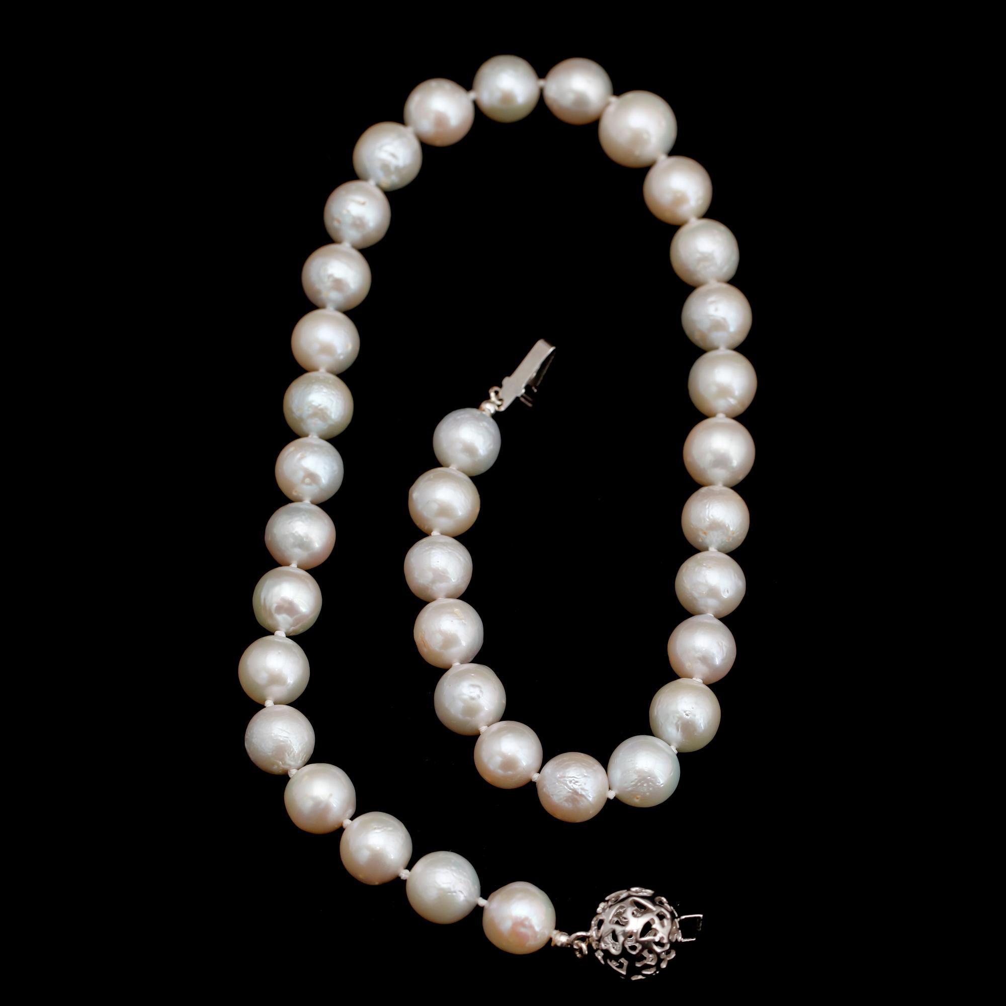 COLLIER, odlade south sea pärlor. D 11-13 mm.