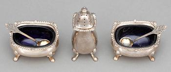 SALTKAR, ett par, samt STRÖARE. Silver, Adie Brothers Ltd., Birmingham, 1900-tal. Tot ca 95 g.