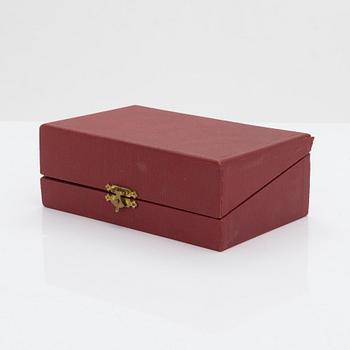 Saltkar och dryckeskanna i miniatyr, silver, C G Hallberg, Stockholm 1900-1904. I original ask.