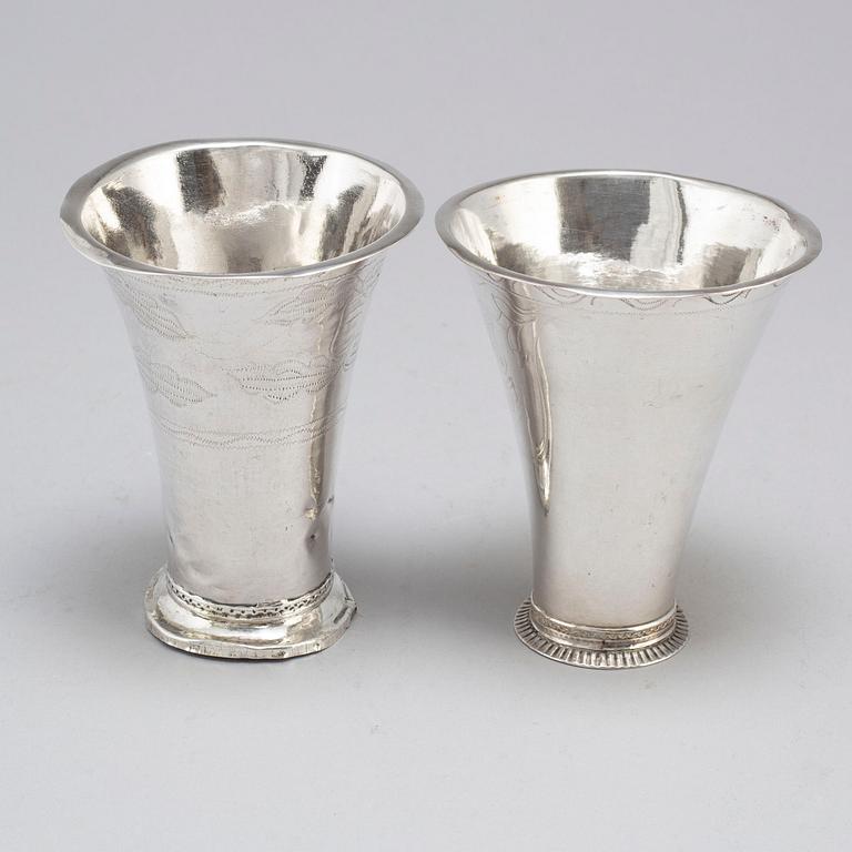 BÄGARE, två stycken, silver, 1700-tal, Sverige.