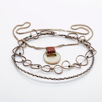3 silvercollier, malakitkulor, pärlemor och rött stenämne, virad halsring Georg Jensen.