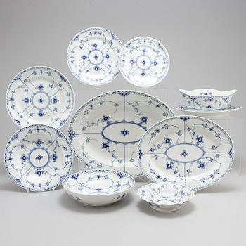 ROYAL COPENHAGEN, matservis, 53 delar, porslin, "Musselmalet", Danmark.