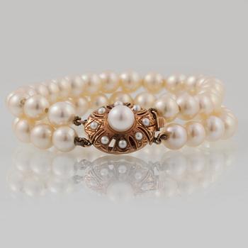 ARMBAND, odlade pärlor med lås i 14K guld.