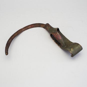 MANGELBRÄDE samt SKÄRA, allmoge, daterade 1872 samt 1847.