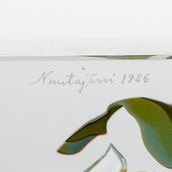 Oiva Toikka, An annual cube, signed Oiva Toikka Nuutajärvi 1986 and numbered 243/2000.