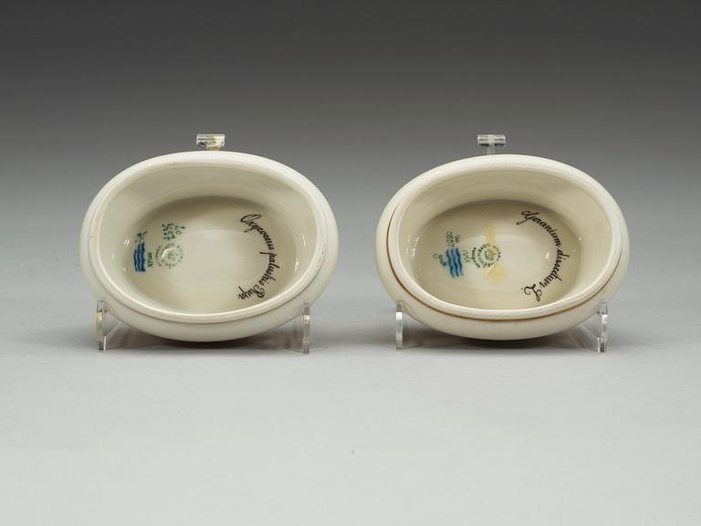 SALTKAR, ett par, porslin. "Flora Danica", Royal Copenhagen, Danmark, 1900-tal.