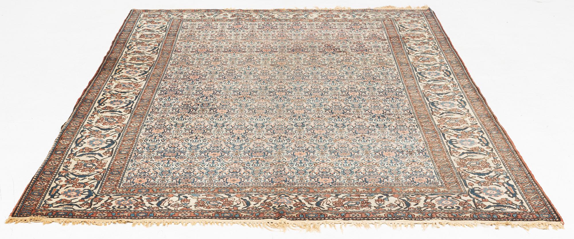 A Heris carpet, 305 x 205 cm.